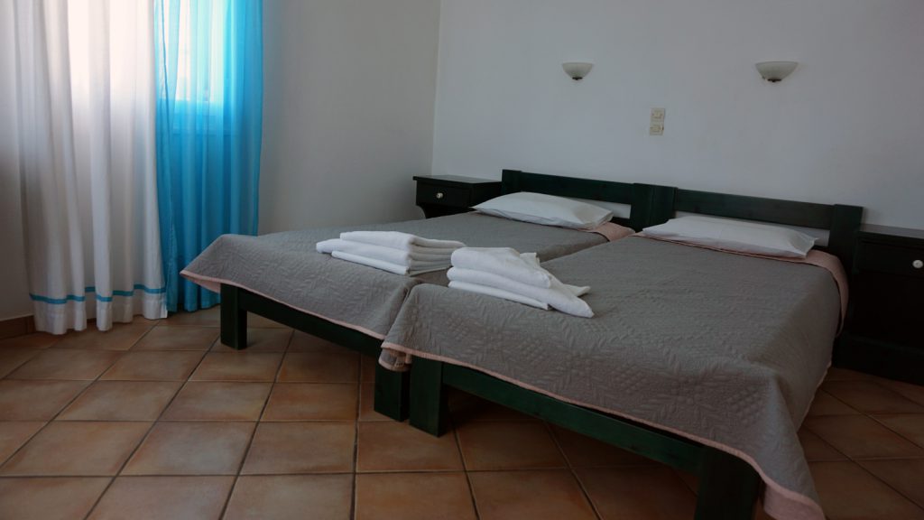 Bedroom with 2 single beds, Votsalo apartments Naousa, Paros